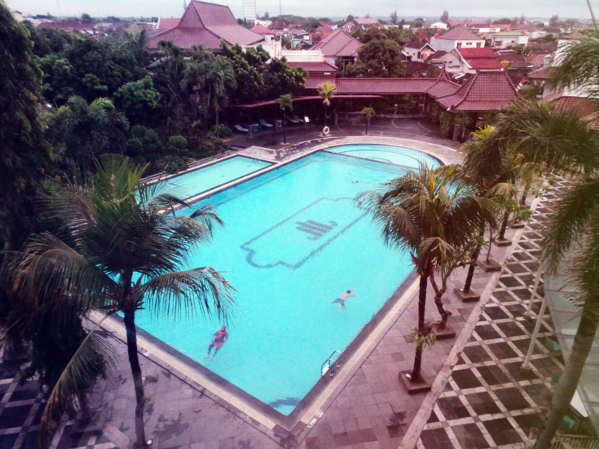 kolam renang sunan hotel solo