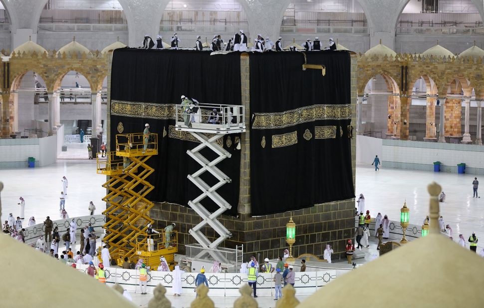 penggantian kiswah ka'bah mekah